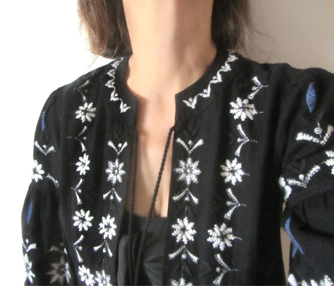 Černý lehký kabátek vyšívaný - 4