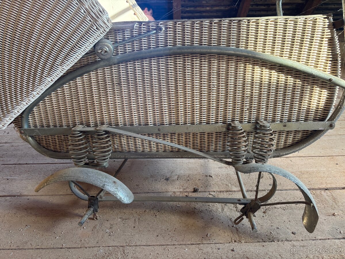 Starožitný proutěný kočárek pro miminko, pérák, k renovaci - 4