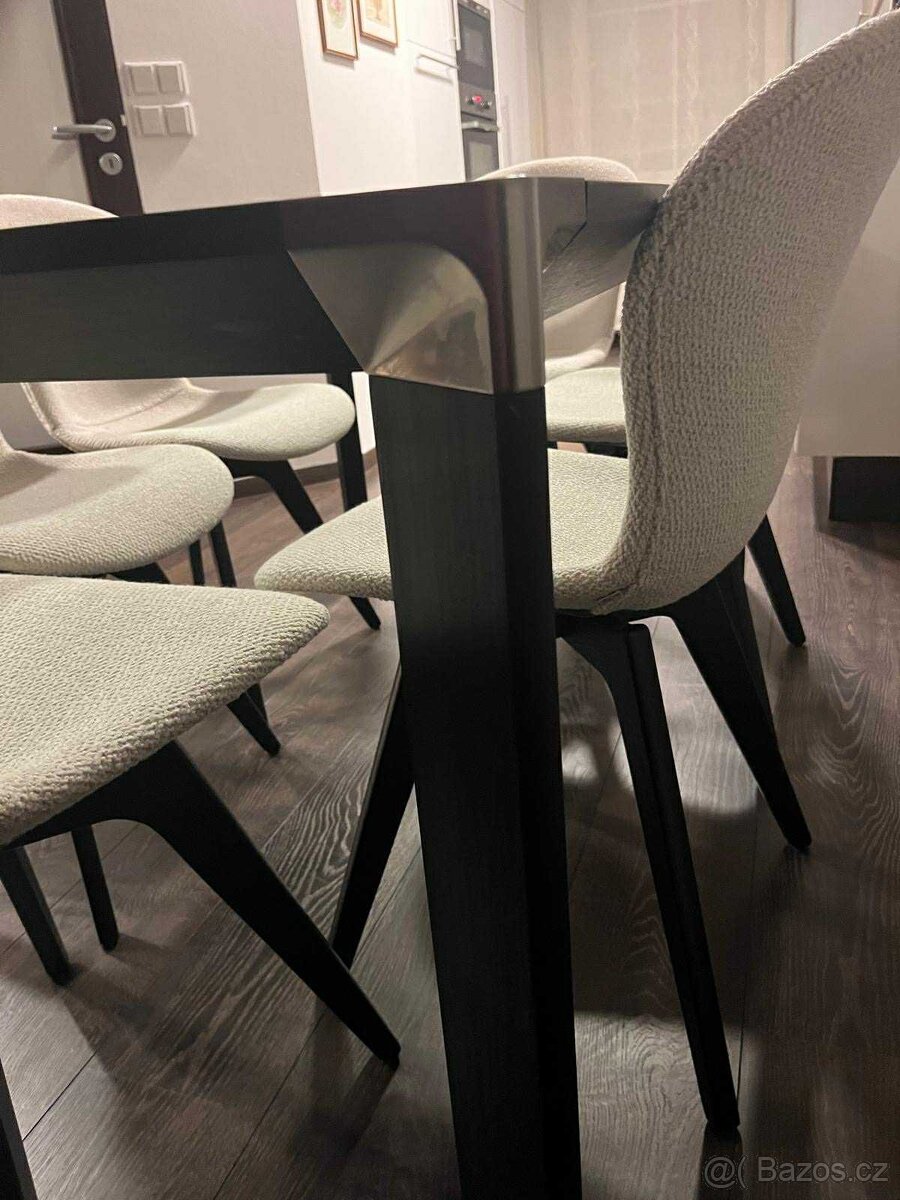 Skleněný stůl s ocelovou konstrukcí - 4