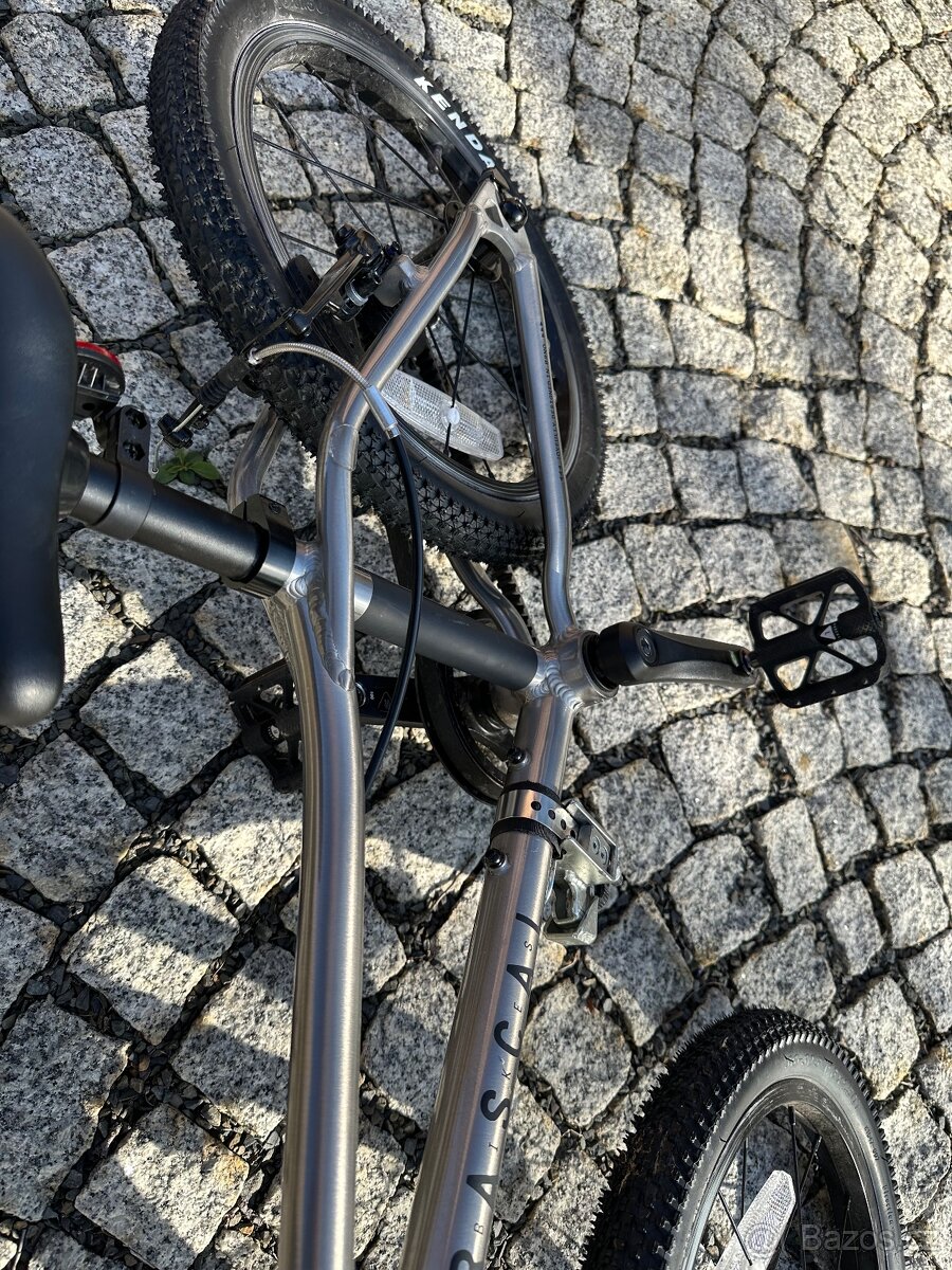 Rascal 16, šedá metalíza - 4