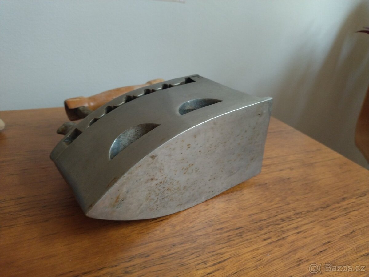 žehlička litinová starožitná - 4