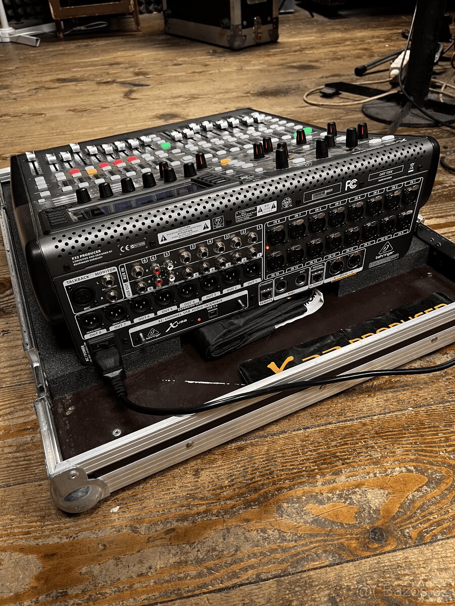 Behringer X32 Producer + case - 4