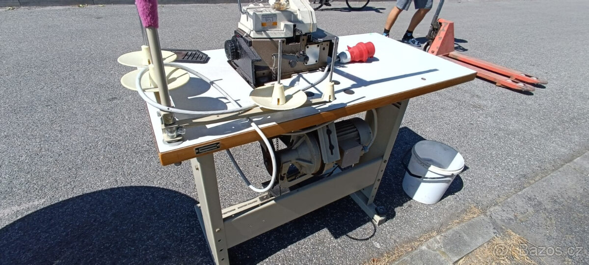 Prodám šicí stroj overclock 4 nitě včetně stolu - 4
