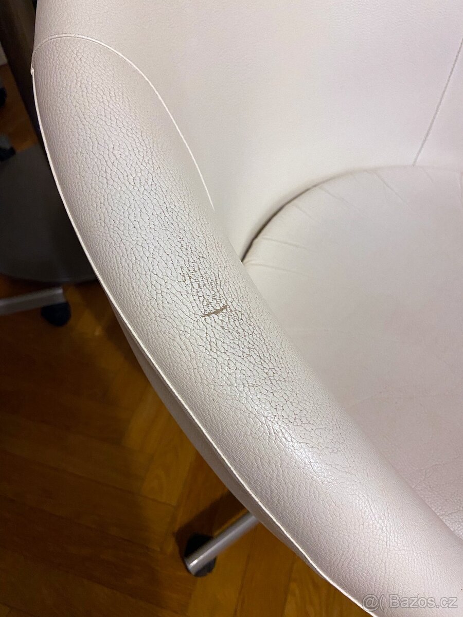 Kulatý jídelní stůl a 4 židle IKEA SKRUVSTA - 4