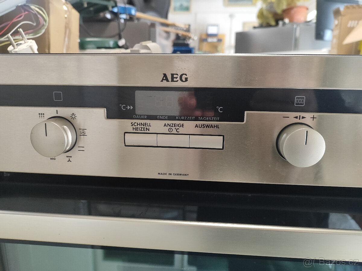 Vestavná elektrická trouba AEG - 4