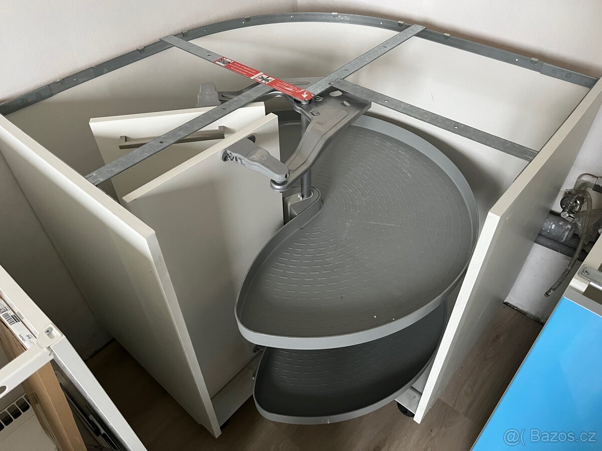 Rohová kuchyňská skříňka s otočným mechanizmem - 4