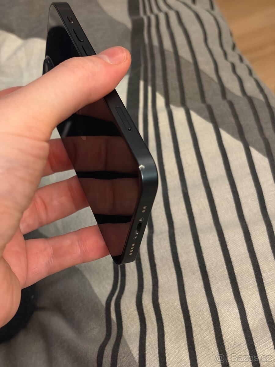 černý iPhone 13 mini 256 GB - 4