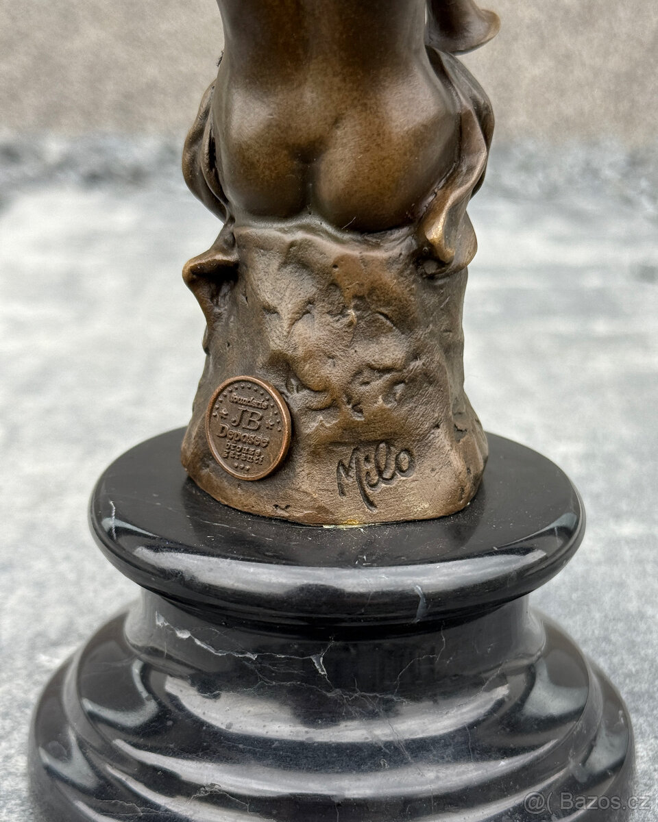 Bronzová socha Putto s flétnou andělská soška dítěte bronz - 4