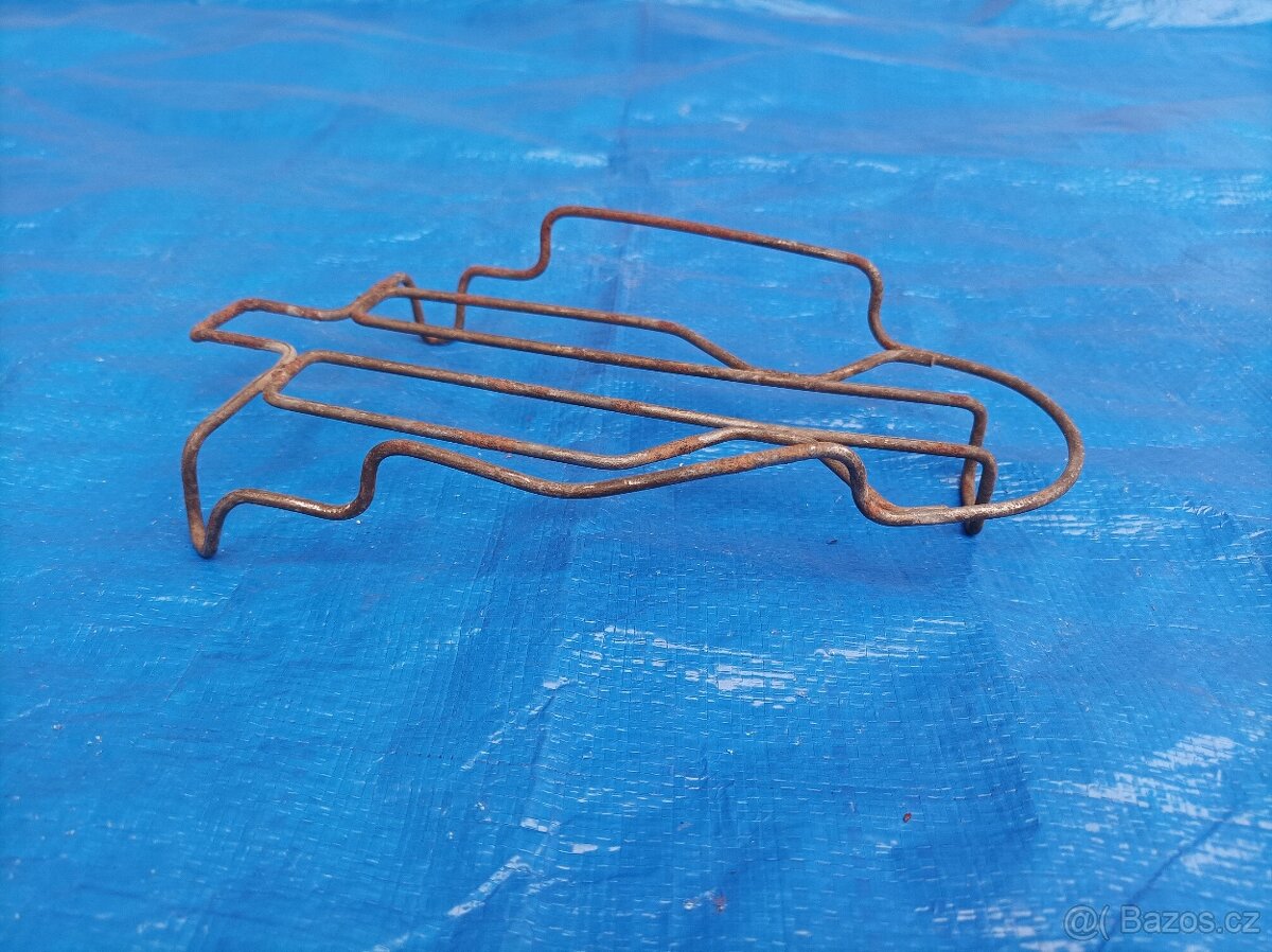 Kovový stojánek pod starou žehličku - 4