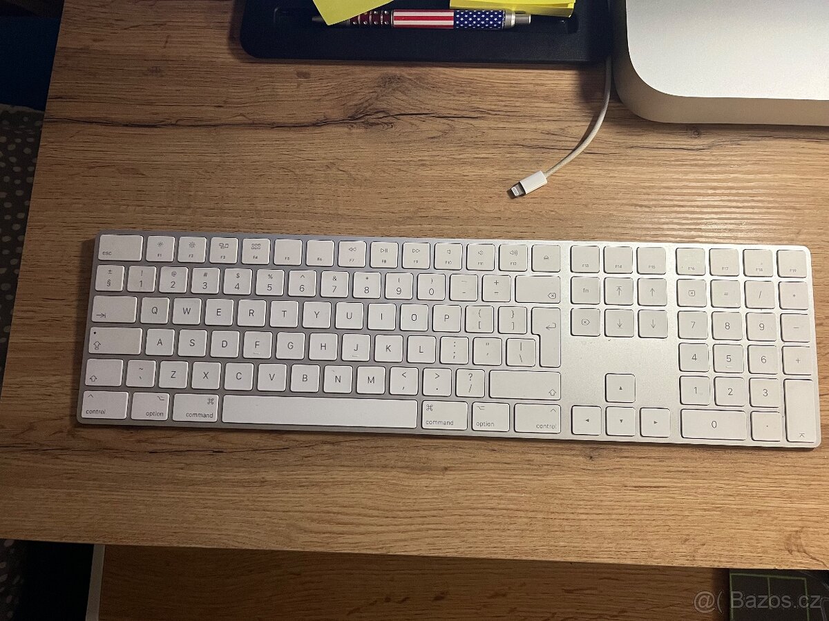Apple Mac min set s monitorem a klávesnicí. - 4
