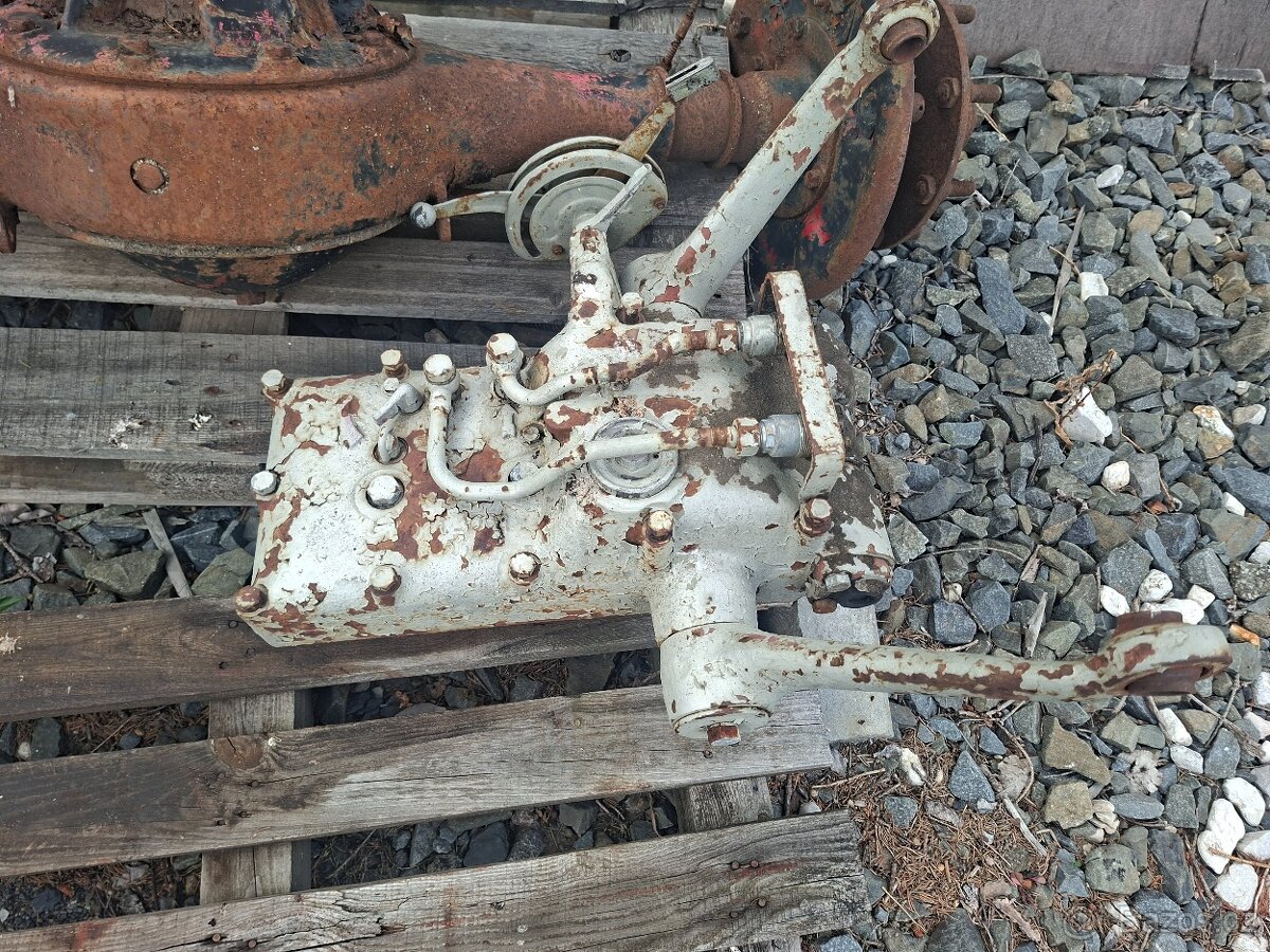 Víko hydrauliky zetor uřI - 4