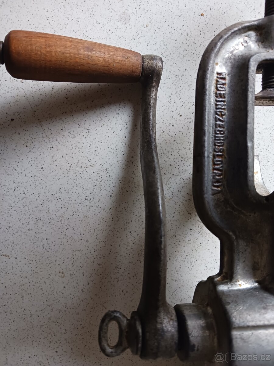 RUČNÍ MLÝNEK a různé náhradní díly na strojky - 4