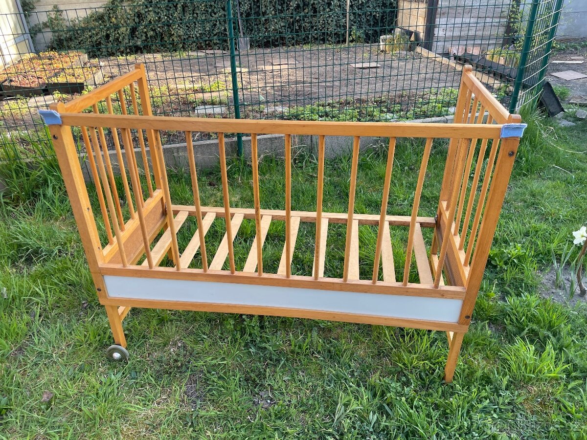 Dřevěná dětská postýlka k manželské posteli - 4