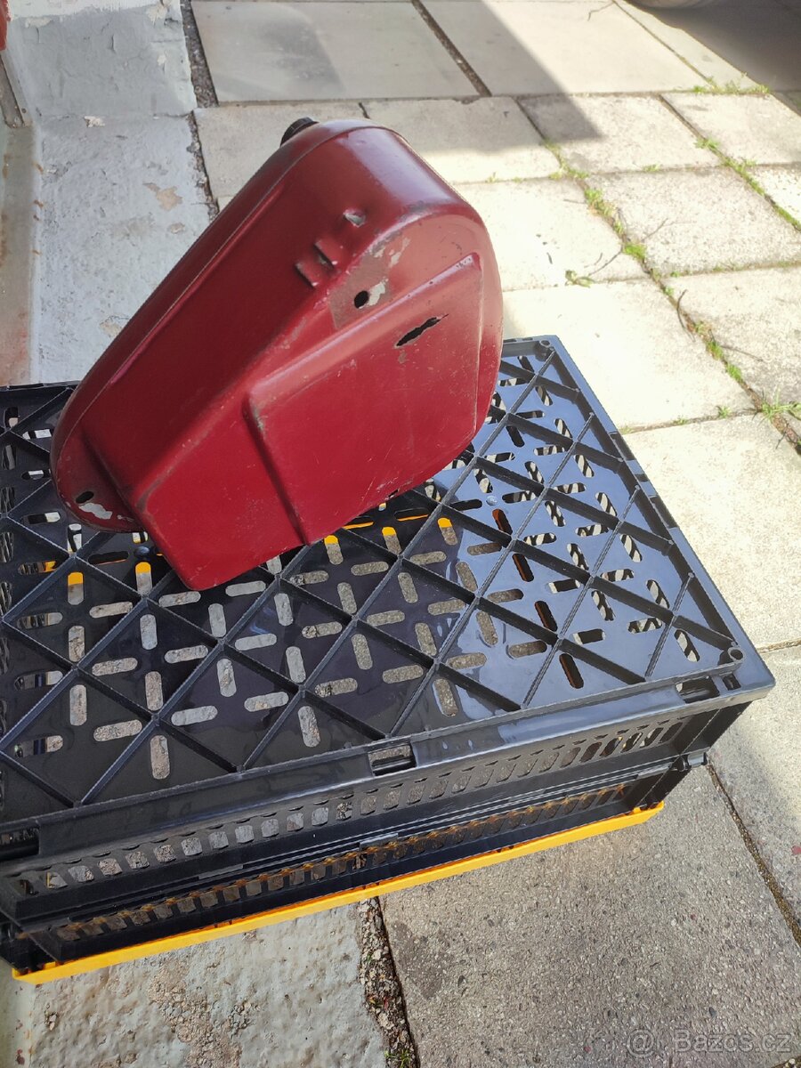 Kastlik baterie Jawa Pérák červený. - 4