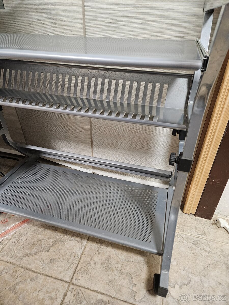 Prodám PC stolek na kolečkách - 4