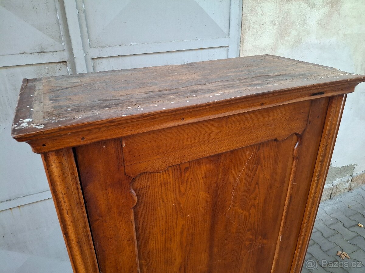 Starožitná dubová skříň - 4