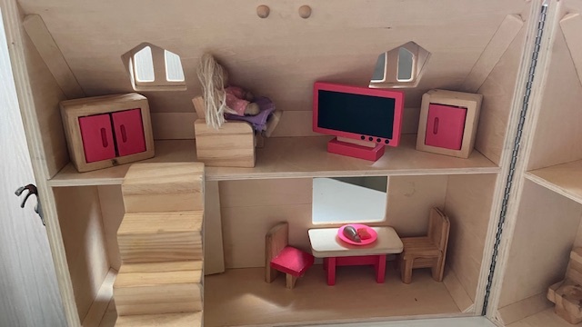 Dřevěný domeček pro panenky - 4