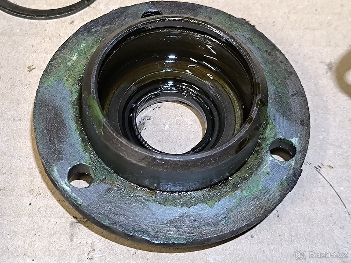 Víčka převodovky na PF 62 - 4