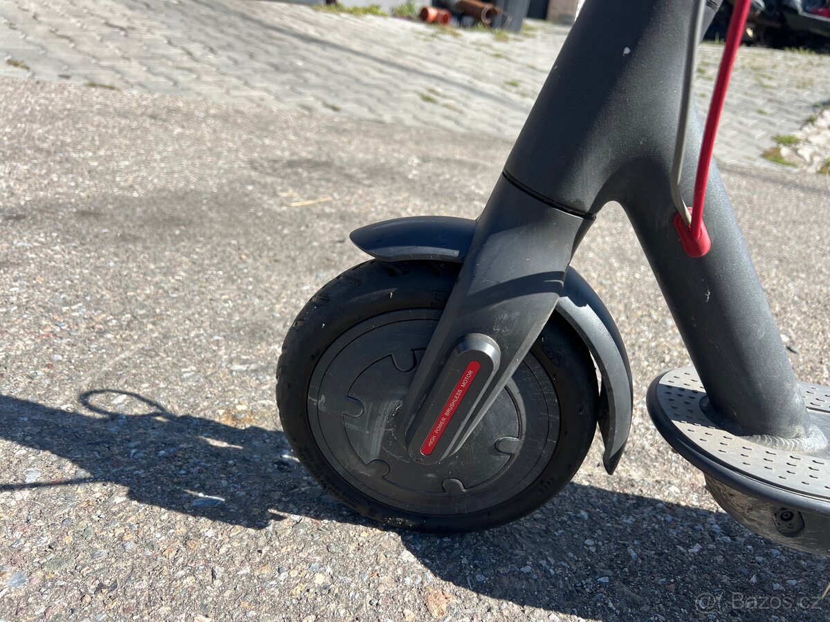 Xiaomi Mi Electric Scooter M365, vše funkční, nabíječka - 4
