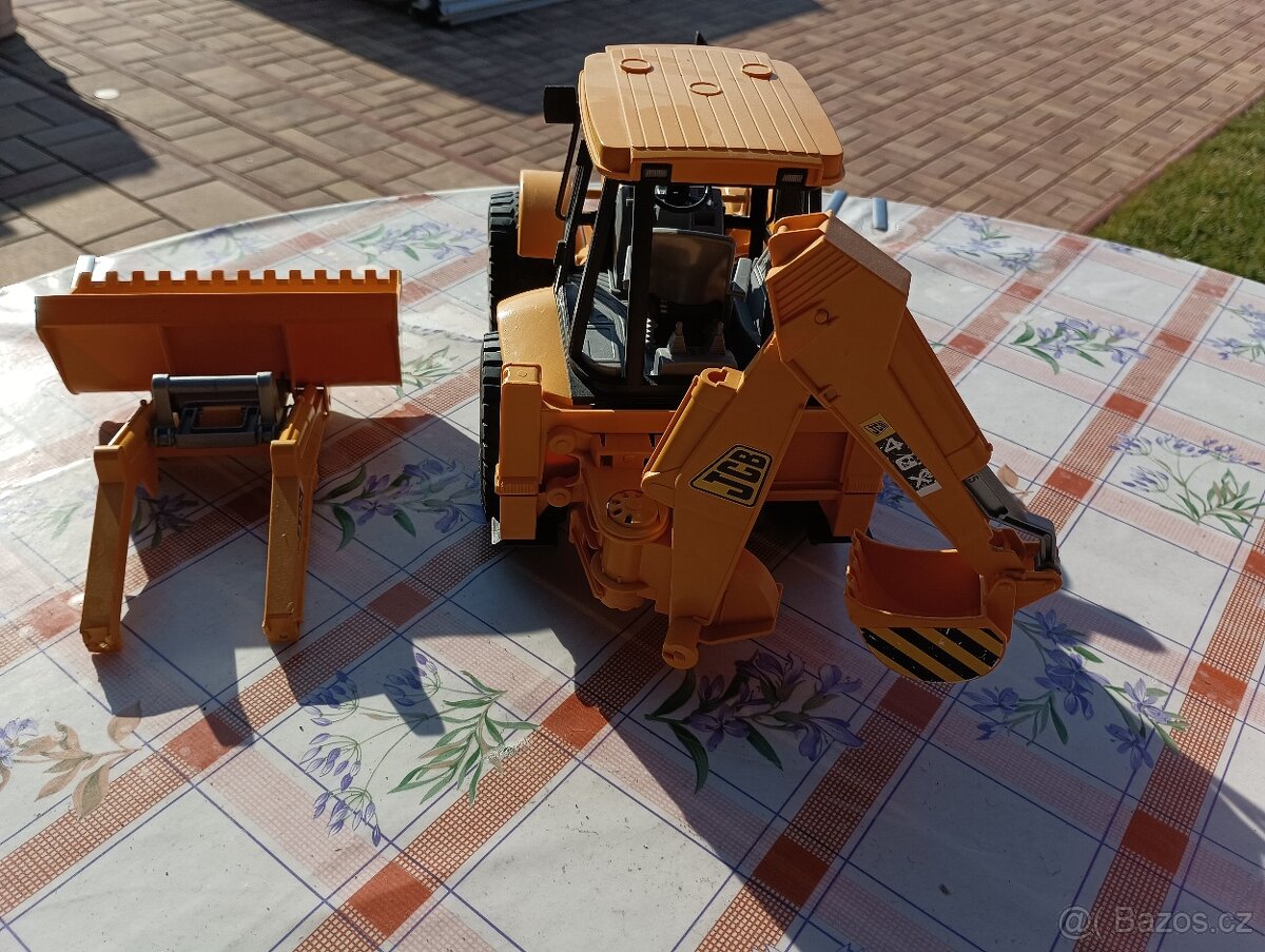 BRUDER 2428 Traktor JCB s nakladačem a bagrem - 4