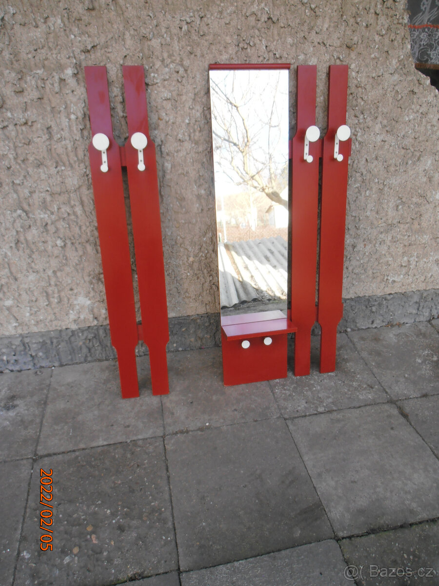 VĚŠÁKOVÁ STĚNA SE ZRCADLEM - 4