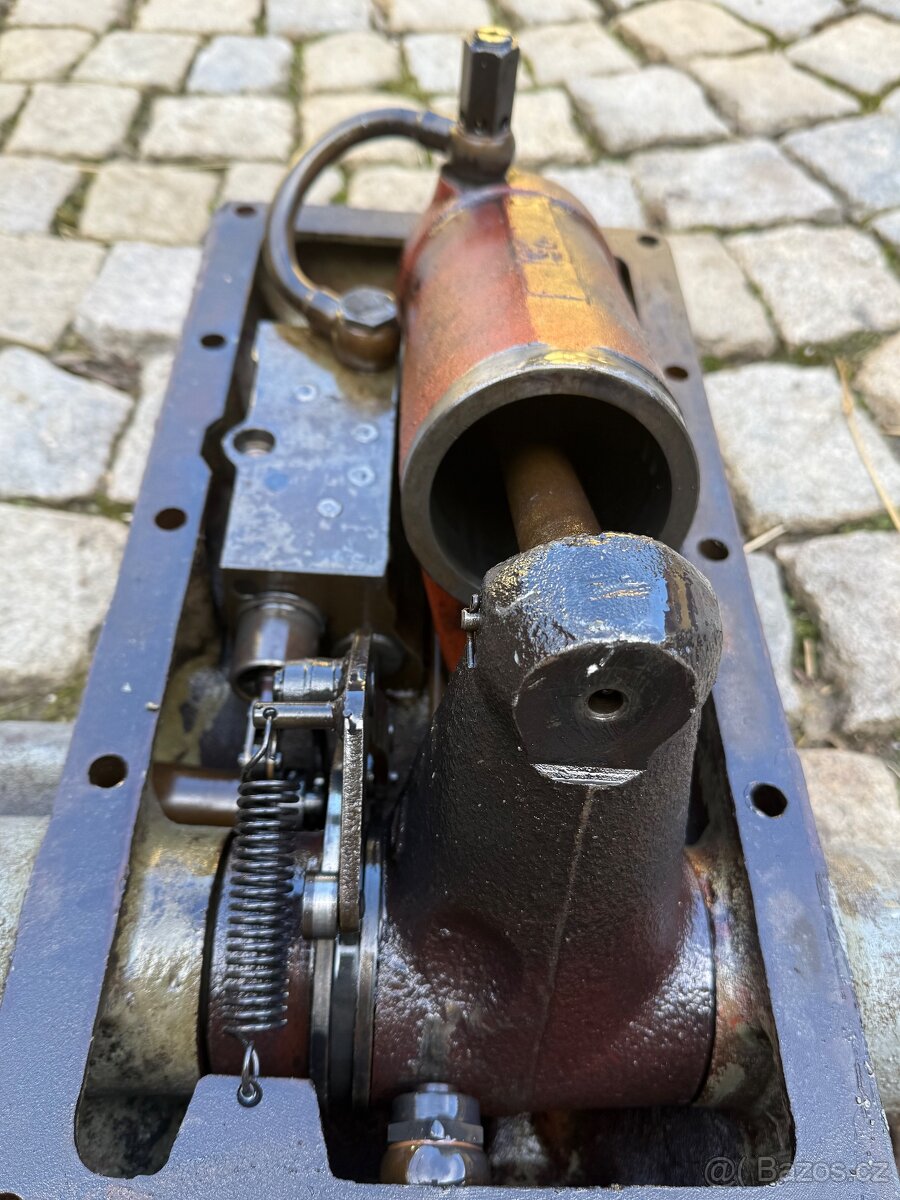 Víko hydrauliky - 4