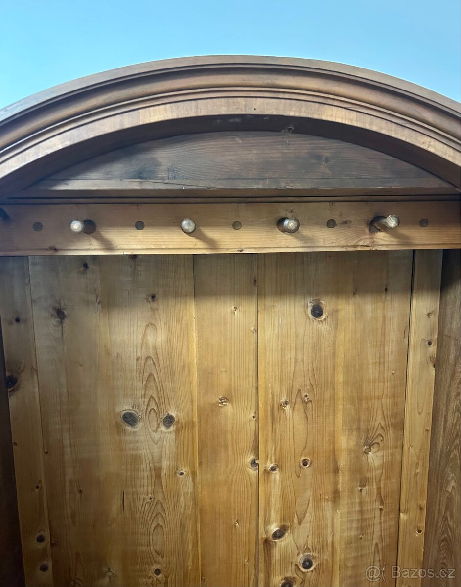 Dřevěná stará skříň - 4