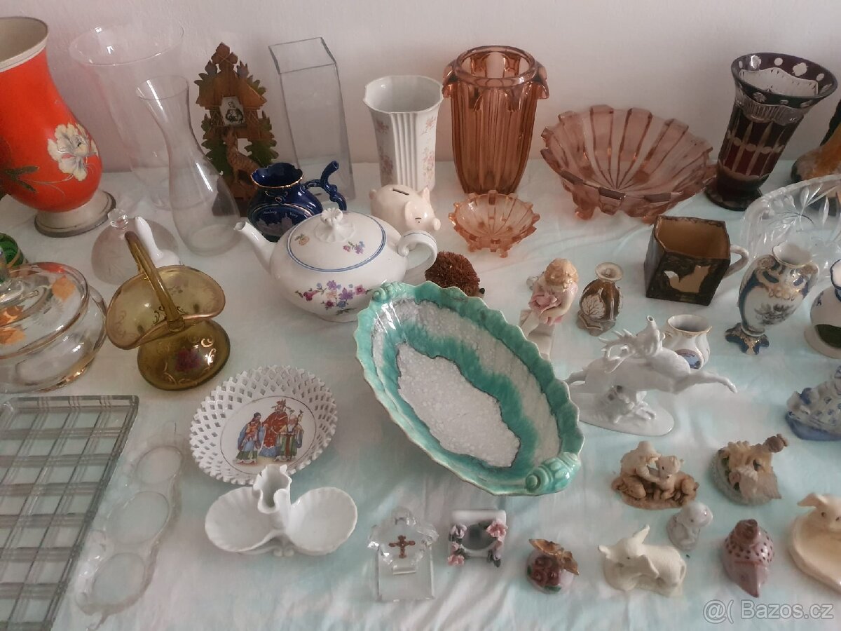 Kolekce porcelánových figurek, váz a skleněných mís - 4