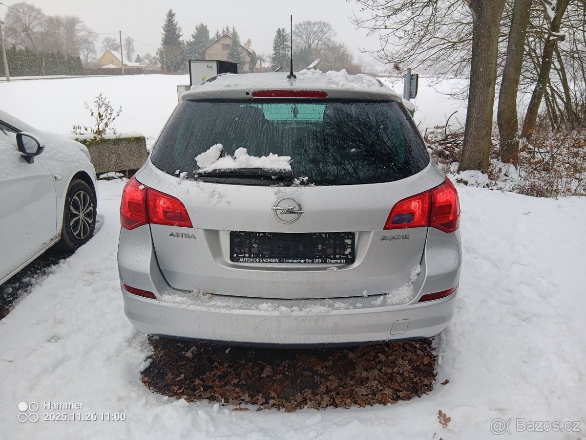 Opel Astra Kombi 1.4 benzín 124.000 km 2011 - 4