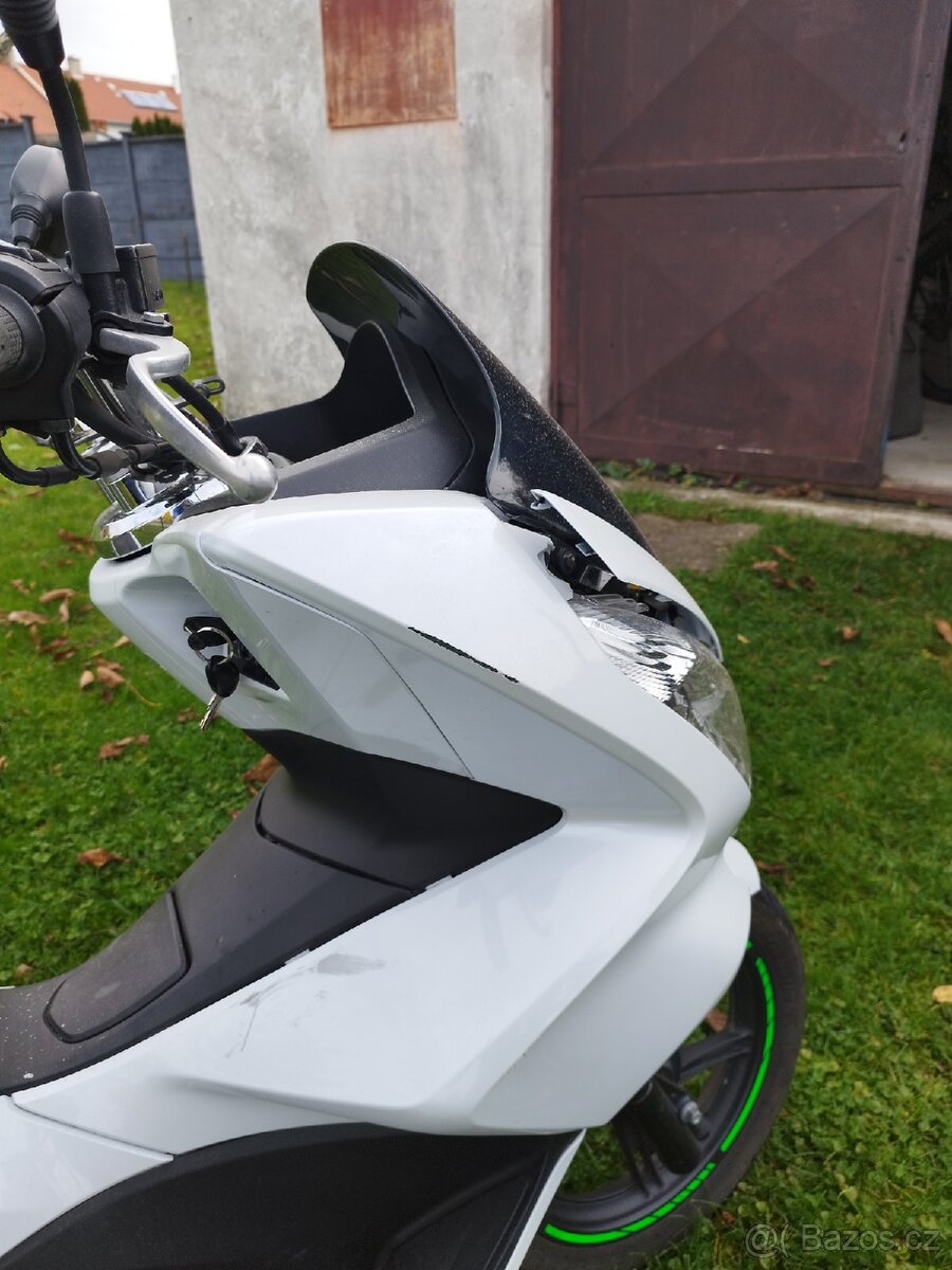 Havarovaný skůtr Honda PCX 125 - 4