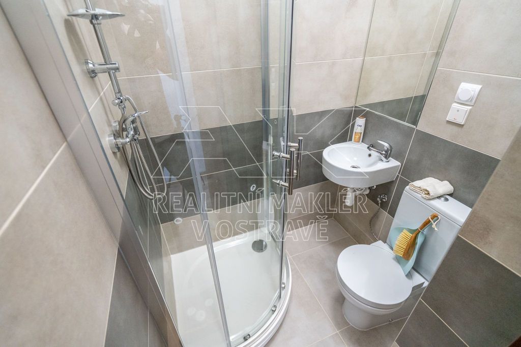 Pronájem podkrovního bytu 2+KK vonícího novotou, ul. Jílová. - 4