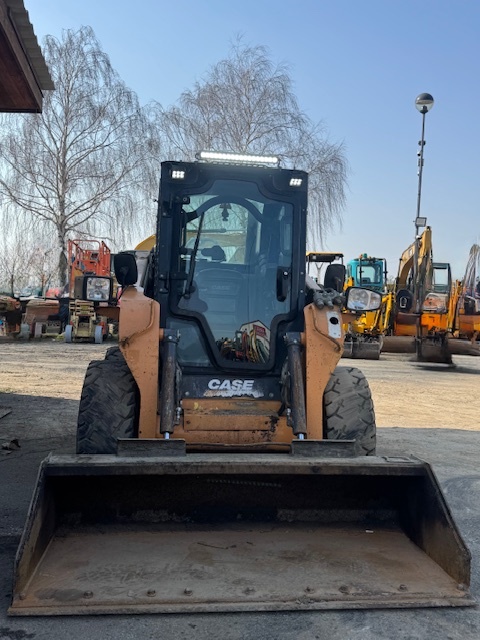 Smykový kolový nakladač Case SV185 - 4