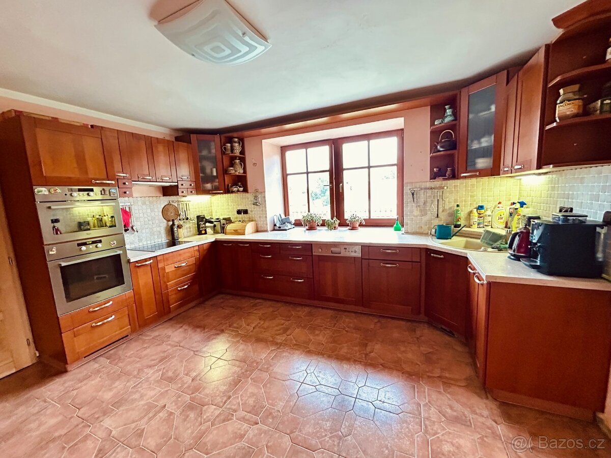 Historický statek s krásnými interiéry - 4