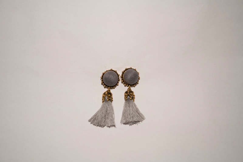 Krásné šedé náušnice s třásněmi a kamínky - 4