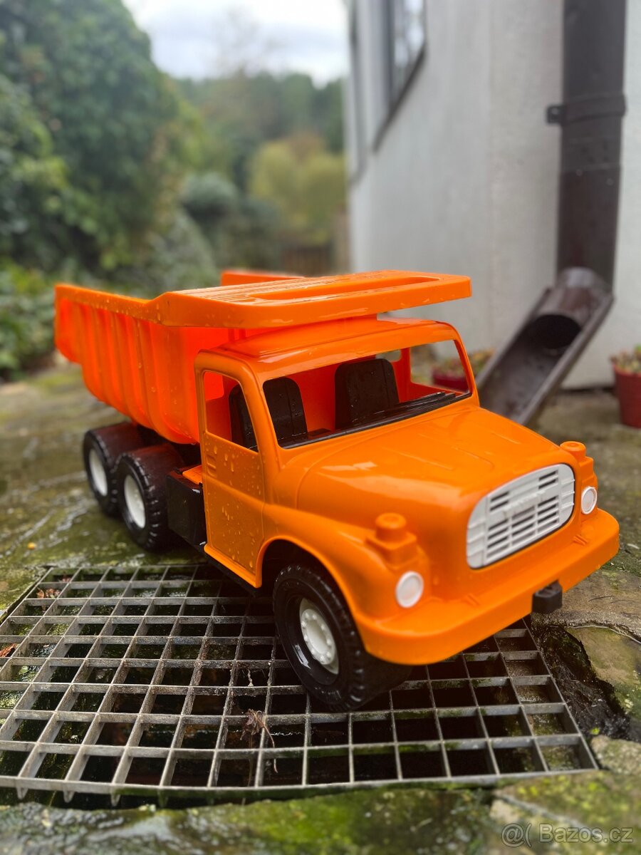 Oranžové auto tatra - 4