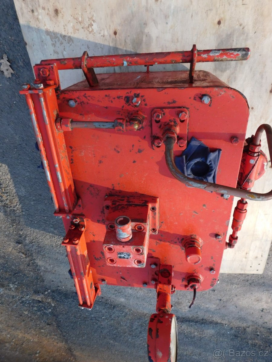 nádrž hydraulicka - 4
