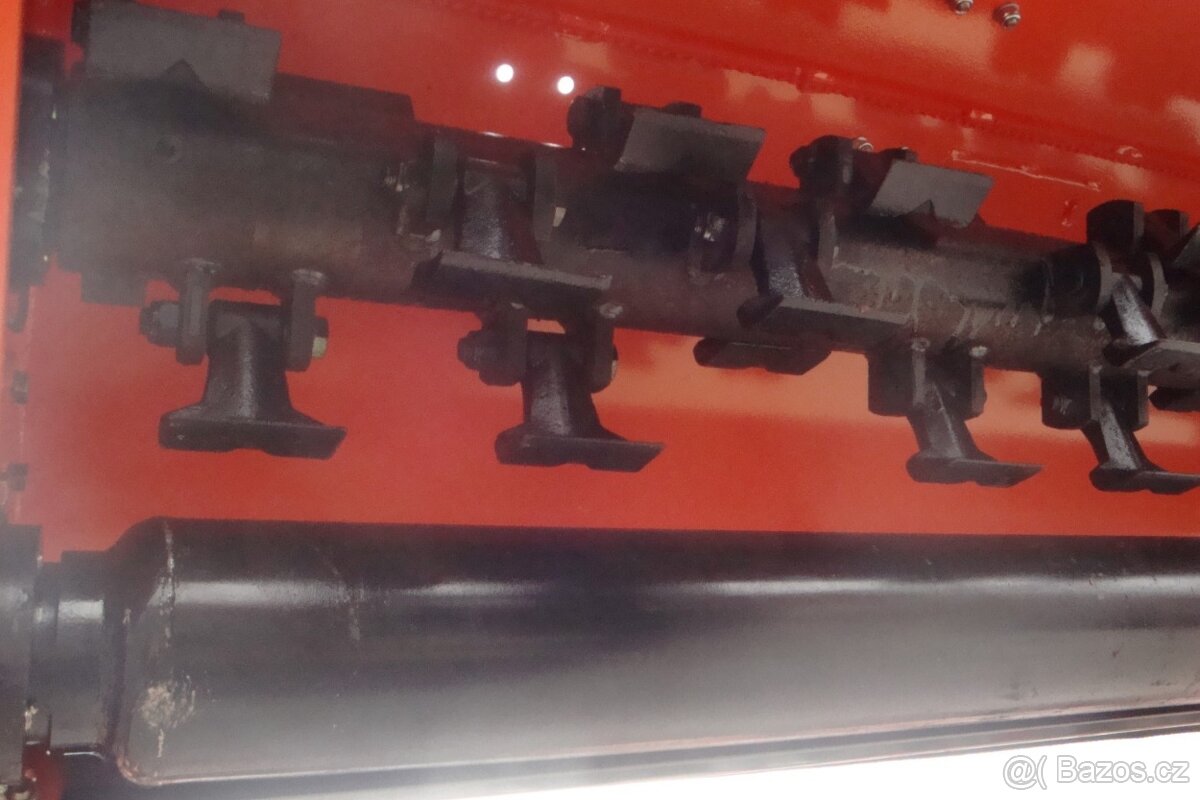 Mulčovač na mulčovaní trávy za traktor BCT - 4