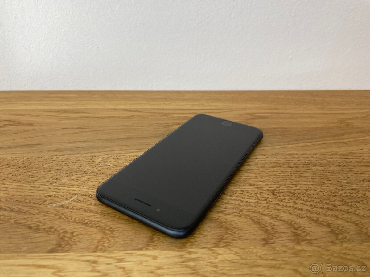 Apple iPhone 7 128GB Černý - velmi pěkný - baterie 98% - 4