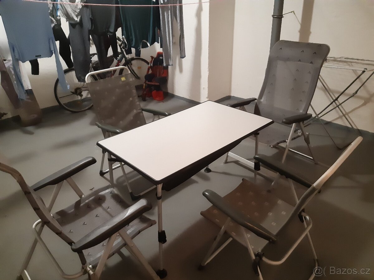 Stůl, křesla a matrace z karavanu. - 4