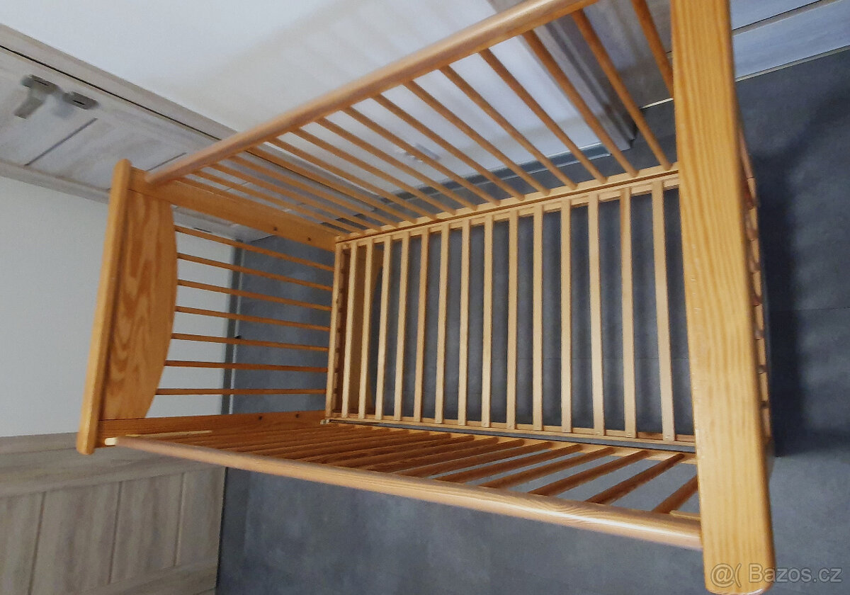 Dřevěná dětská postýlka + matrace + mantinely. - 4
