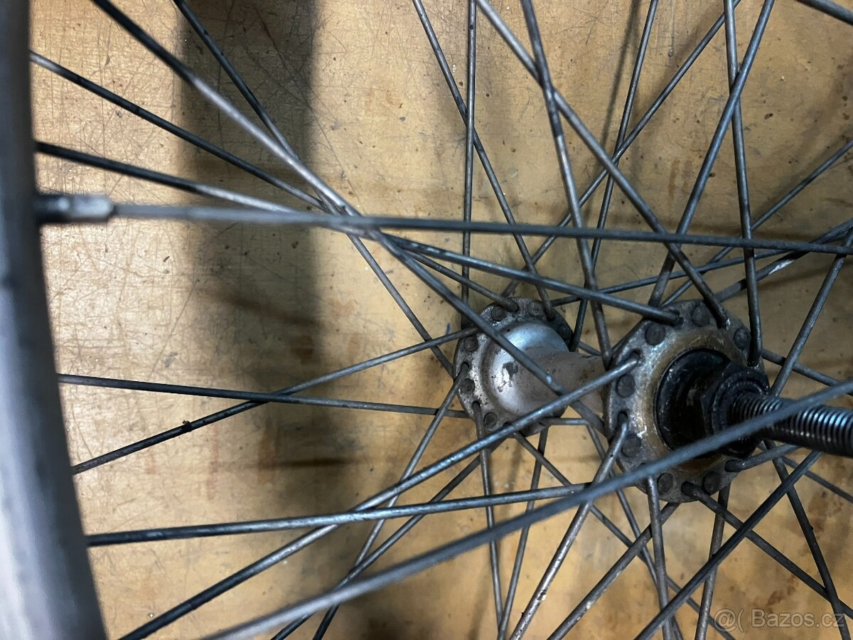 Prodám dvě přední kola 25x630 pro kolo Favorit - 4