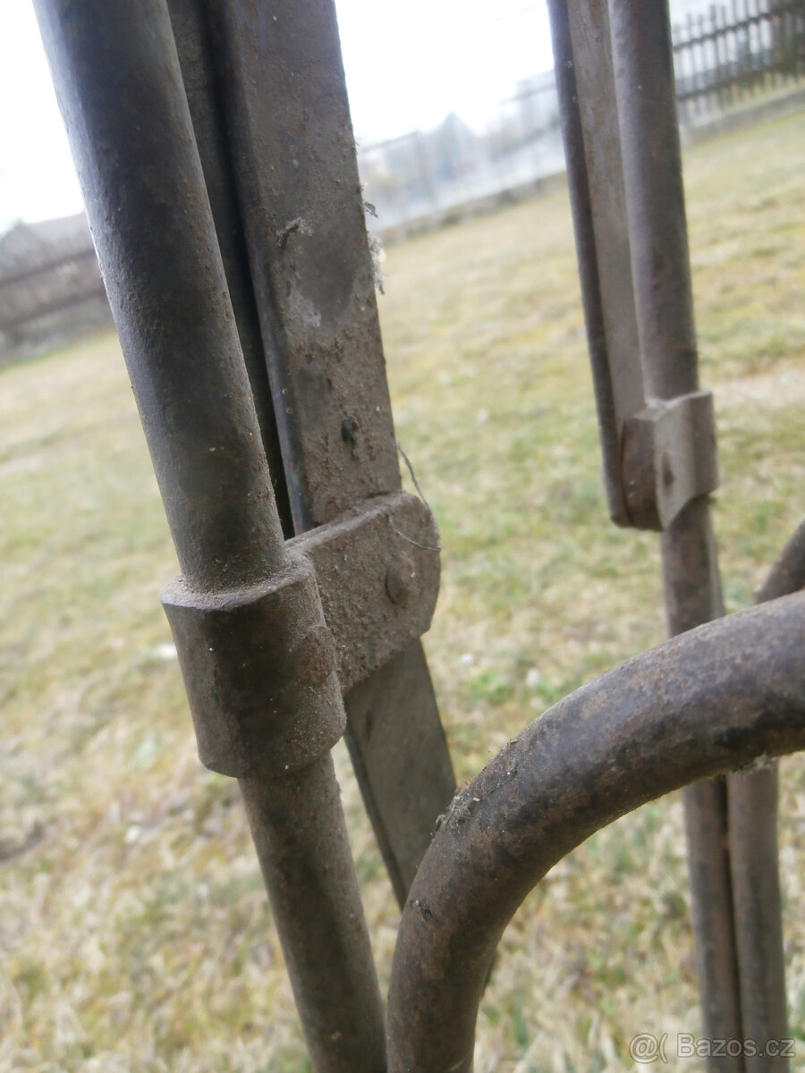 Postel kovová starožitná rozkládací za 500 kč - 4