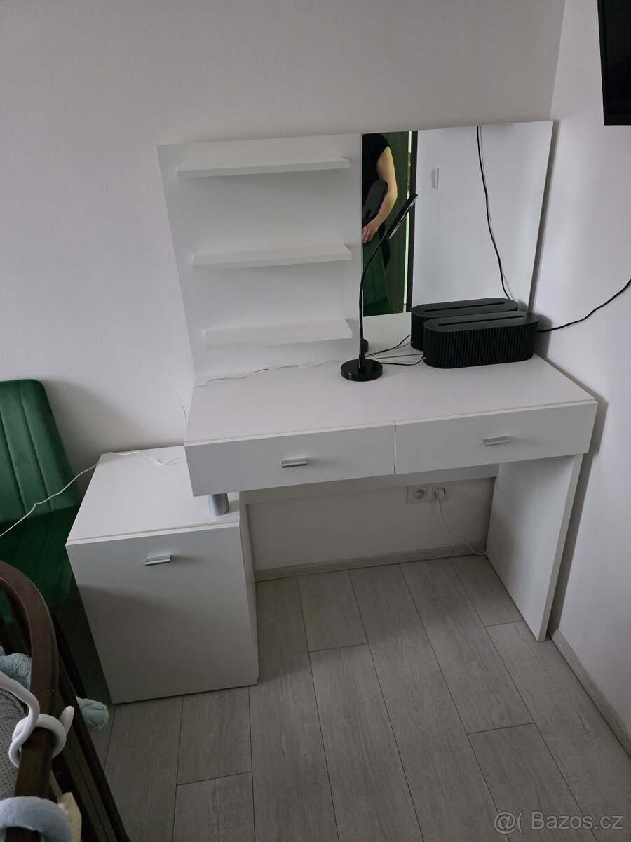 Kosmetický stolek - 4