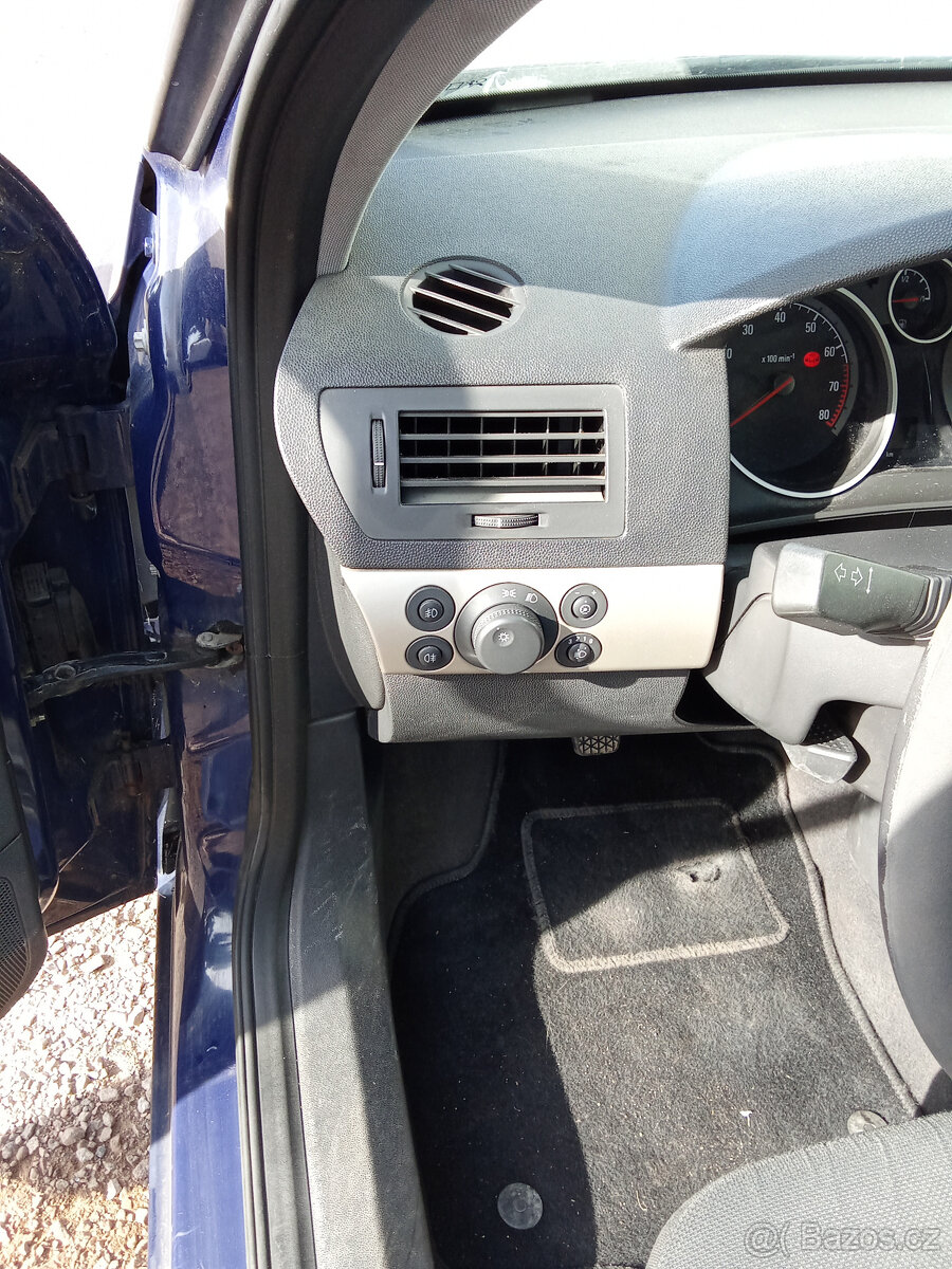 Opel Astra H caravan 1,4 16V - náhradní díly - 4