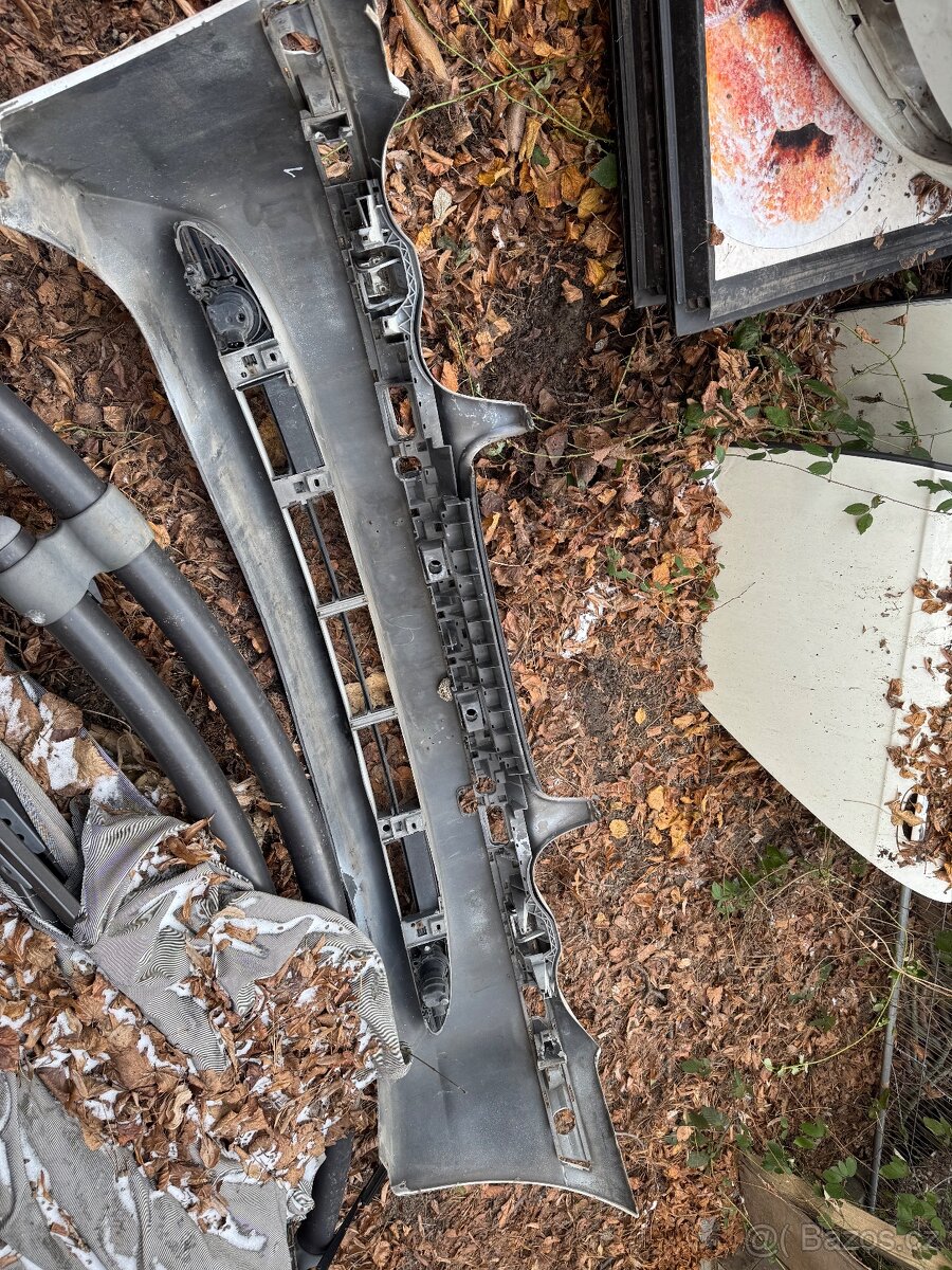 BMW 735 přední nárazník - 4