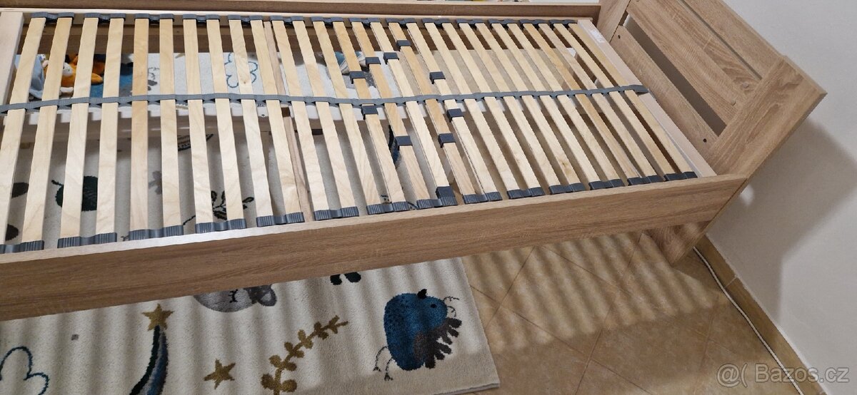 Prodám postel 90x200 s roštem. Cena 2500 kč - 4