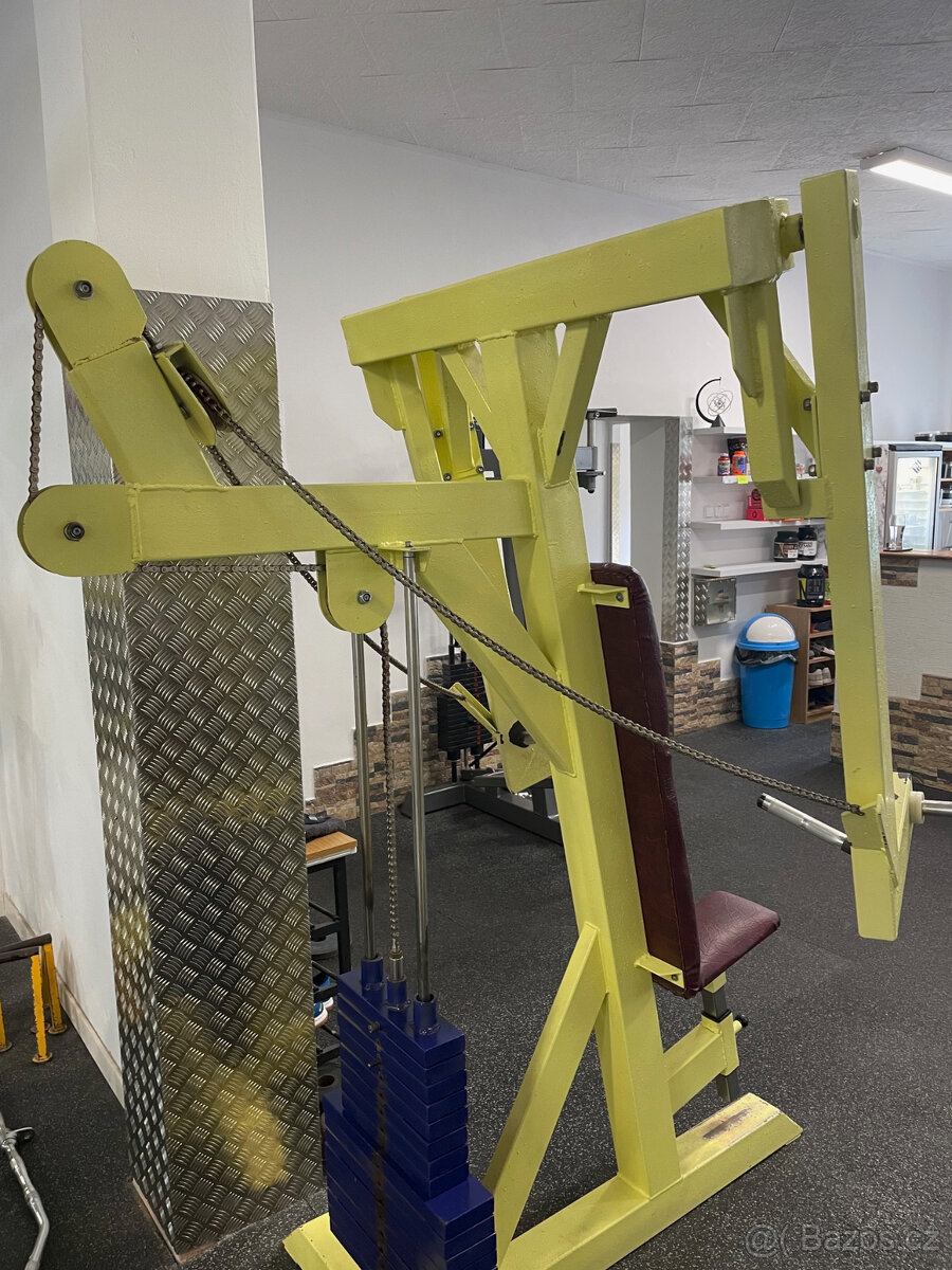 Posilovací stroj - tlaky na prsa - 4