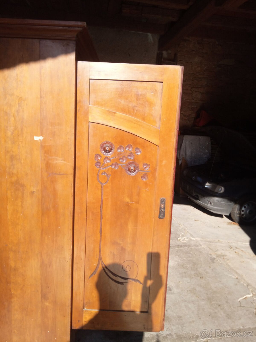 Nabízím starožitné krásně zdobené skříně - 4