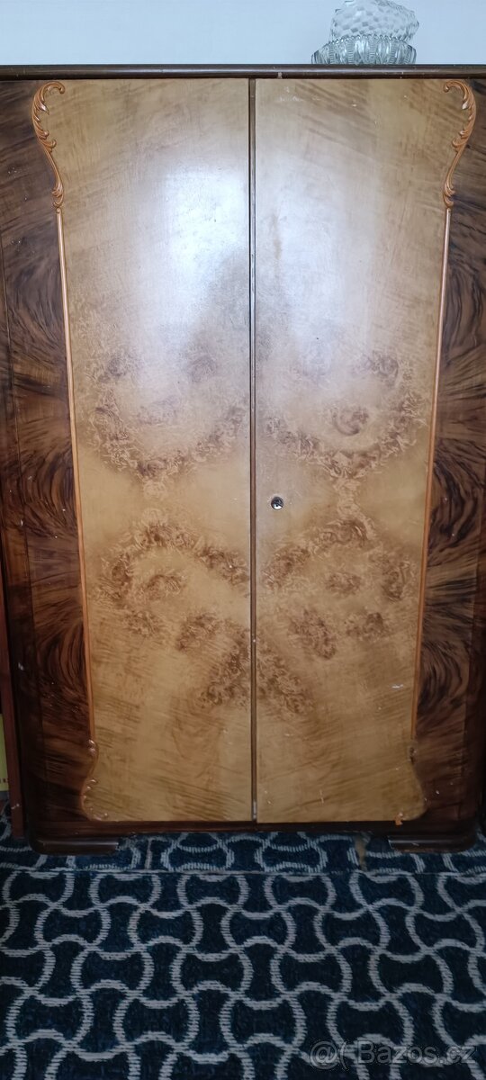 Prodám starožitné skříně 2ks - 4