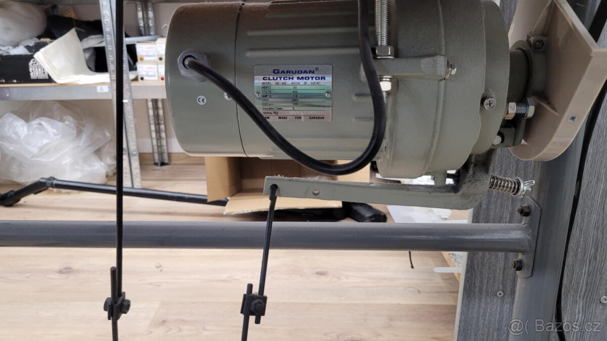 Jednojehlový plochý šicí stroj s ponorným a jehelním podáván - 4